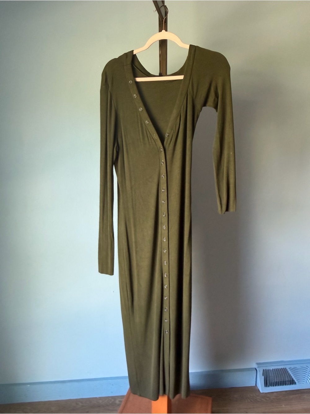 The RANGE Olive Green Long Sleeve Button-Front Maxi Dress med